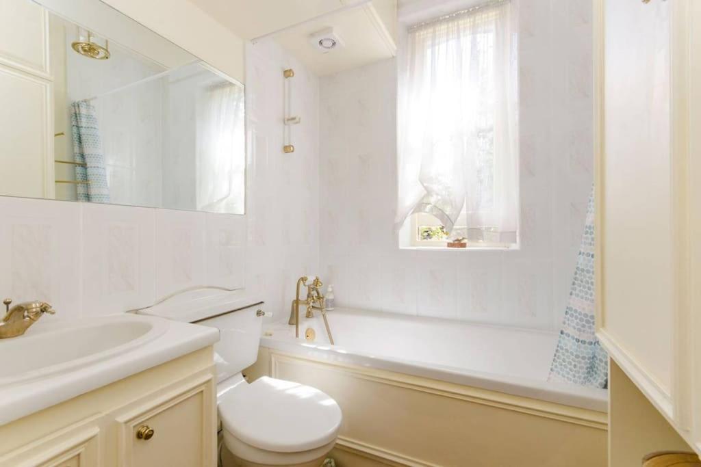 Large 3 Bed Flat In Central Wimbledon Londres Exterior foto